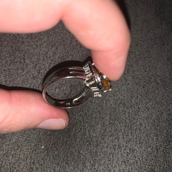 Costume jewelry ring silver colour Yellow stone SZ 9 - Picture 2 of 5